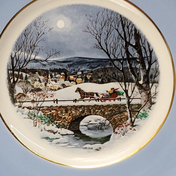 Avon Christmas Plate Series - 1979 - Dashing Through the Snow - Seventh Edition - Picture 4 of 5
